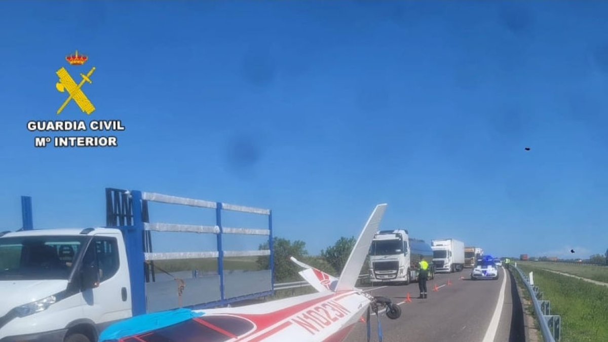 Vista de l’avioneta ahir en un dels carrils de l’AP-2. - GUÀRDIA CIVIL