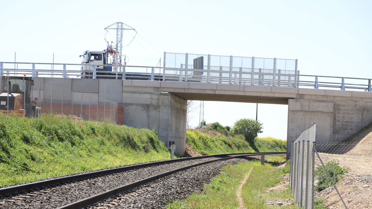 Un camió circulant pel pont sobre la línia de la Pobla a Vallfogona, estrenat ahir. - MAGDALENA ALTSENT