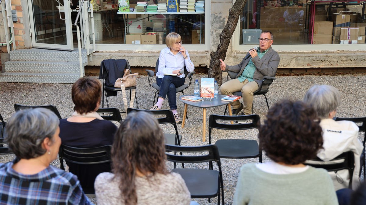 Montse Sanjuan i Rafael Vallbona, ahir a la llibreria La Fatal. - AMADO FORROLLA