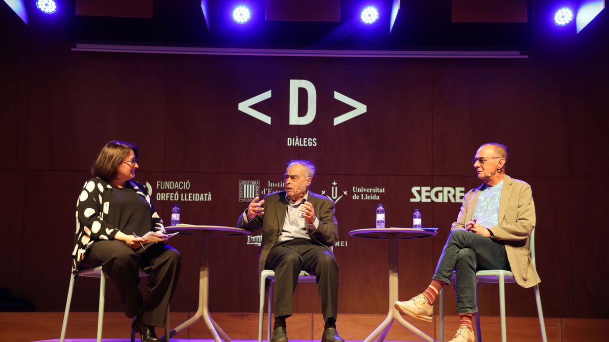 Anna Sàez, directora de SEGRE, va moderar ahir el debat amb Josep Amat i Miquel Pueyo. - AMADO FORROLLA