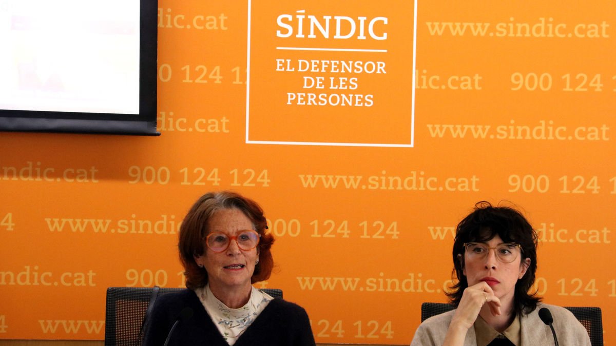 La síndica, Esther Giménez-Salinas, i l’adjunta d’Infància, Aida C. Rodríguez, ahir a Barcelona. - MARÍA BELMEZ/ACN
