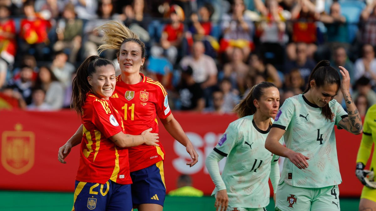 Alèxia Putellas, que va marcar dos gols, rep la felicitació de la seua companya al Barça Claudia Pina. - EFE