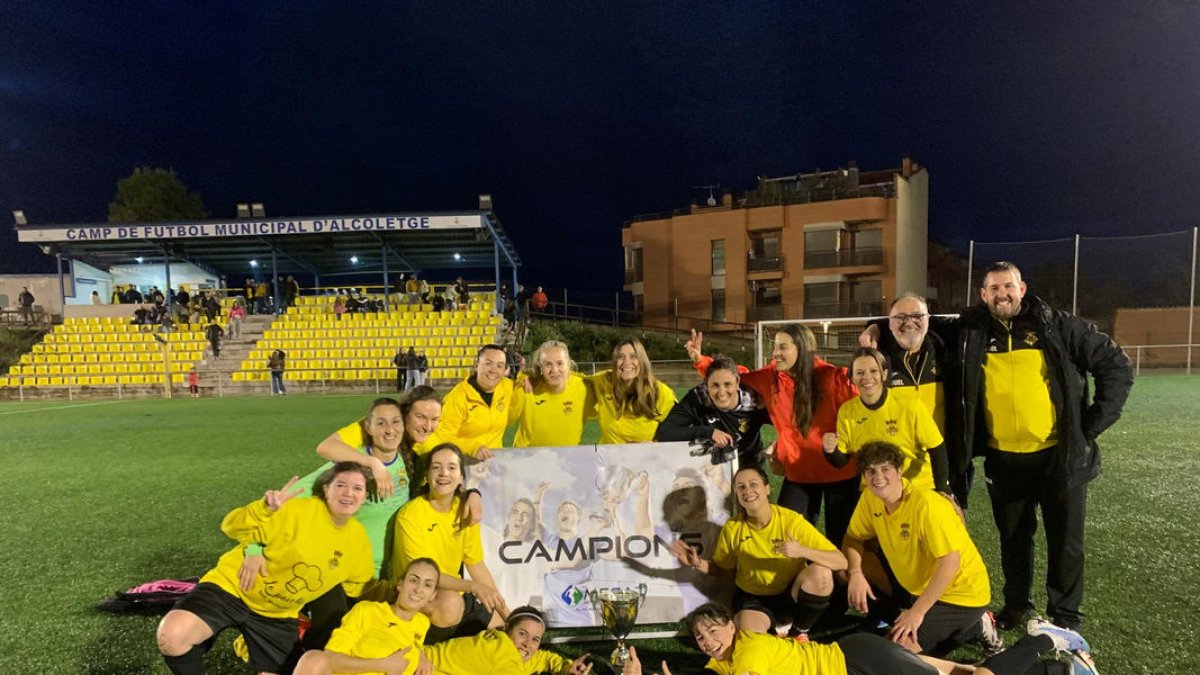 Les jugadores i tècnics de l’equip de veteranes de l’Alcoletge celebren el títol.