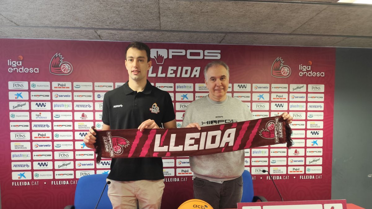 Mikel Sanz i Joaquín Prado, ahir en la presentació del nou jugador de l’Hiopos Lleida. - MAGDALENA ALTISENT