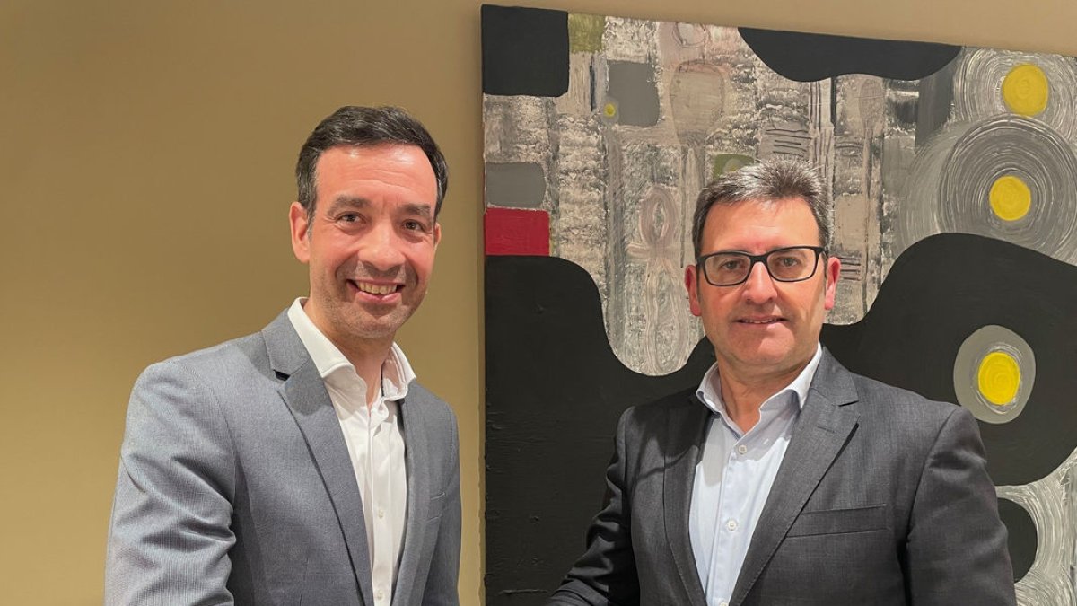 Josep Serveto i Josep M. Gonzàlez, després de la firma de l’acord de patrocini. - CAIXABANK