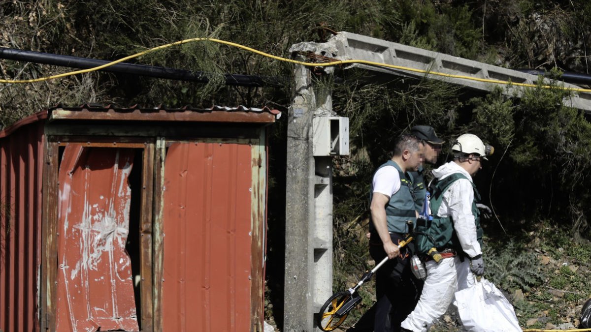 Investigadors sortint a l’exterior de la mina de Cerredo. - EFE/ J.L.CEREIJIDO