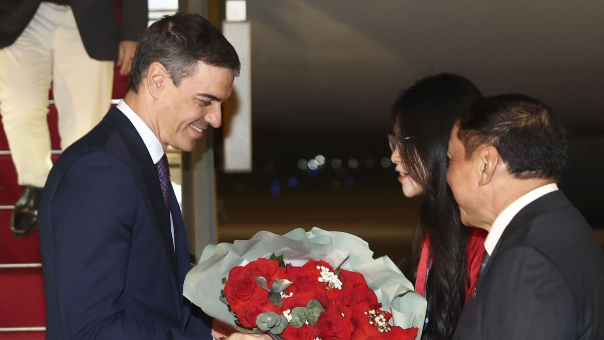 Sánchez va ser rebut pel ministre de Cultura, Esport i Turisme del Vietnam, Nguyen Van Hung. - EFE/ POOL MONCLOA/FERNANDO CALVO