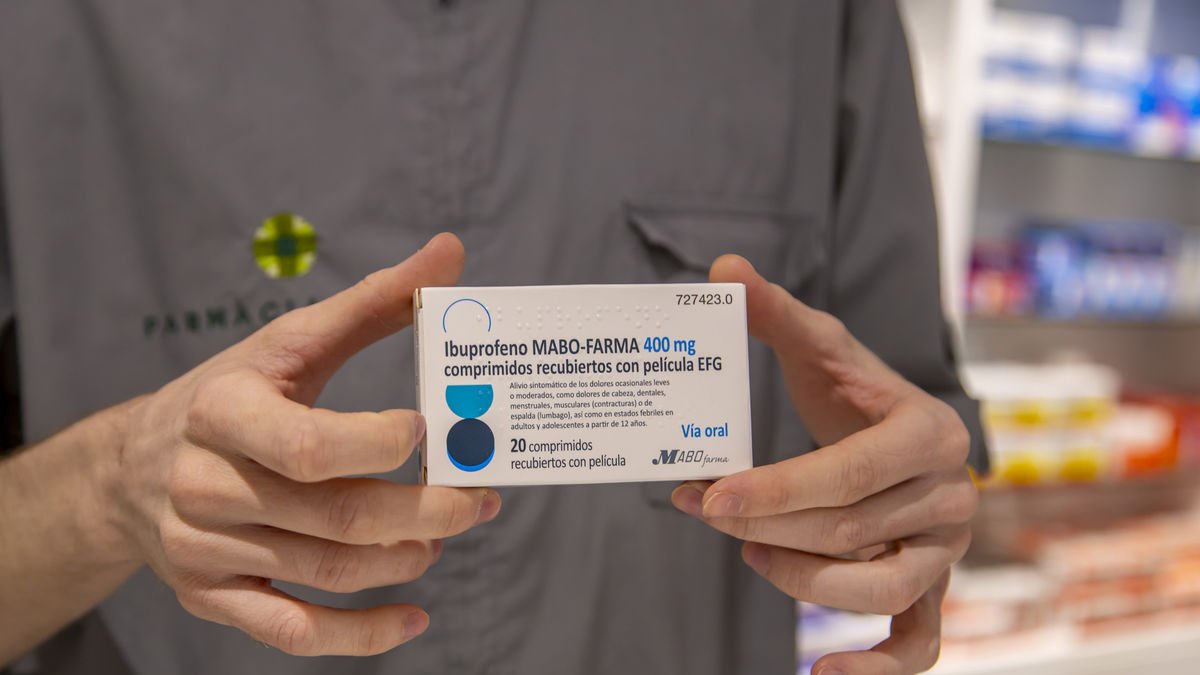 Caja de ibuprofenos. - JORDI ECHEVARRIA