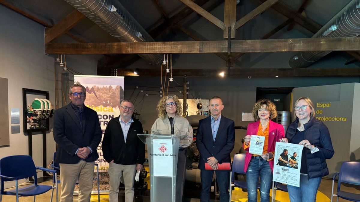 Autoridades e impulsores del ciclo, ayer en el Museu de l’Aigua. - L.B.