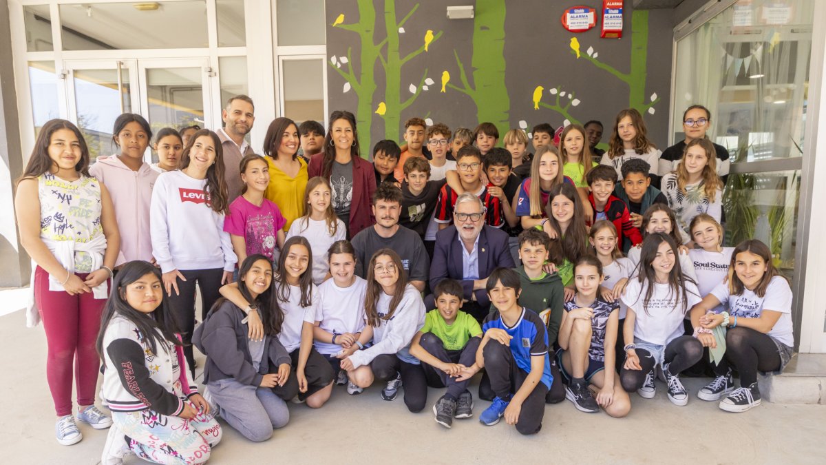 Estudiants del col·legi Ciutat Jardí, amb el cantant Miki Núñez i l’alcalde, Fèlix Larrosa.