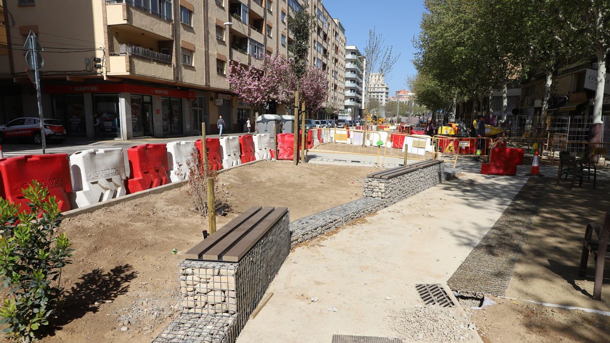 El nou sender ja compta amb part del nou mobiliari i dels 48 arbres que s’hi plantaran. - MAGDALENA ALTISENT