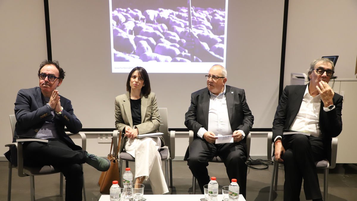 Francesc Canosa, director de la revista, i Antoni Gelonch, president d’Horitzons, amb Cervós i Benet. - MAGDALENA ALTISENT