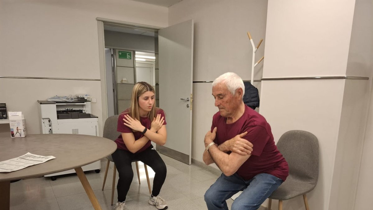 Joan, usuari del programa pilot, fent un dels exercicis ahir amb una educadora d’Inefc. - L. GARCÍA