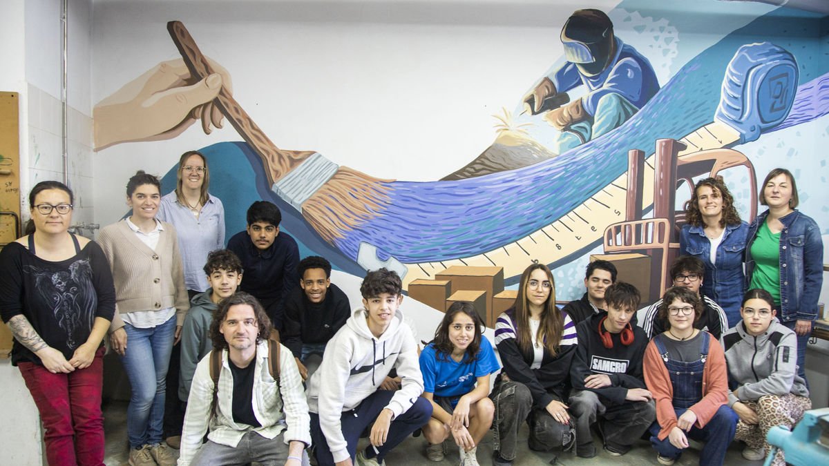 Els alumnes, amb els seus professors i la regidora d’Educació de Tàrrega, Alba Castellana. - LAIA PEDRÓS