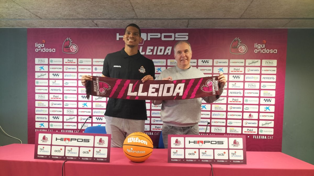Demajeo Wiggins posa al costat de Joaquín Prado en la presentació oficial com a jugador de l’Hiopos. - X.P.