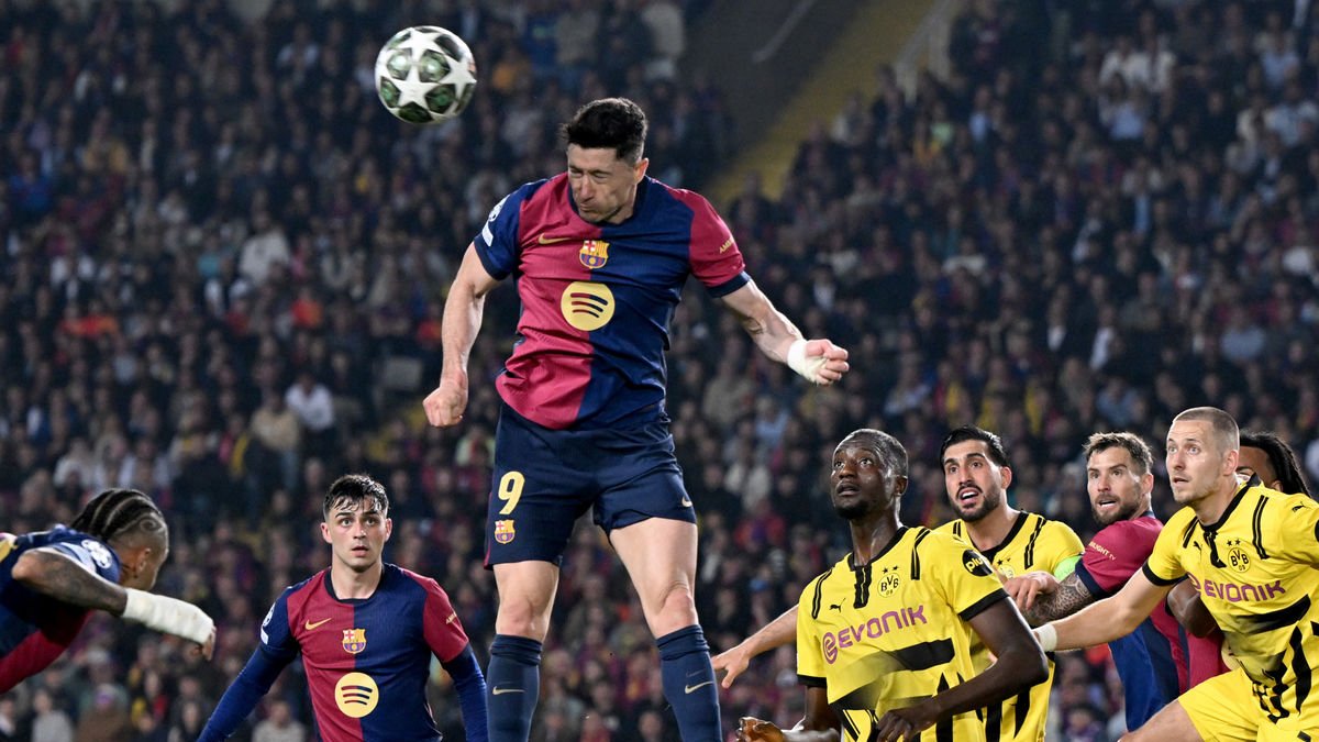 Lewandowski remata de cap en una acció del brillant partit del Barça ahir. - EUROPA PRESS