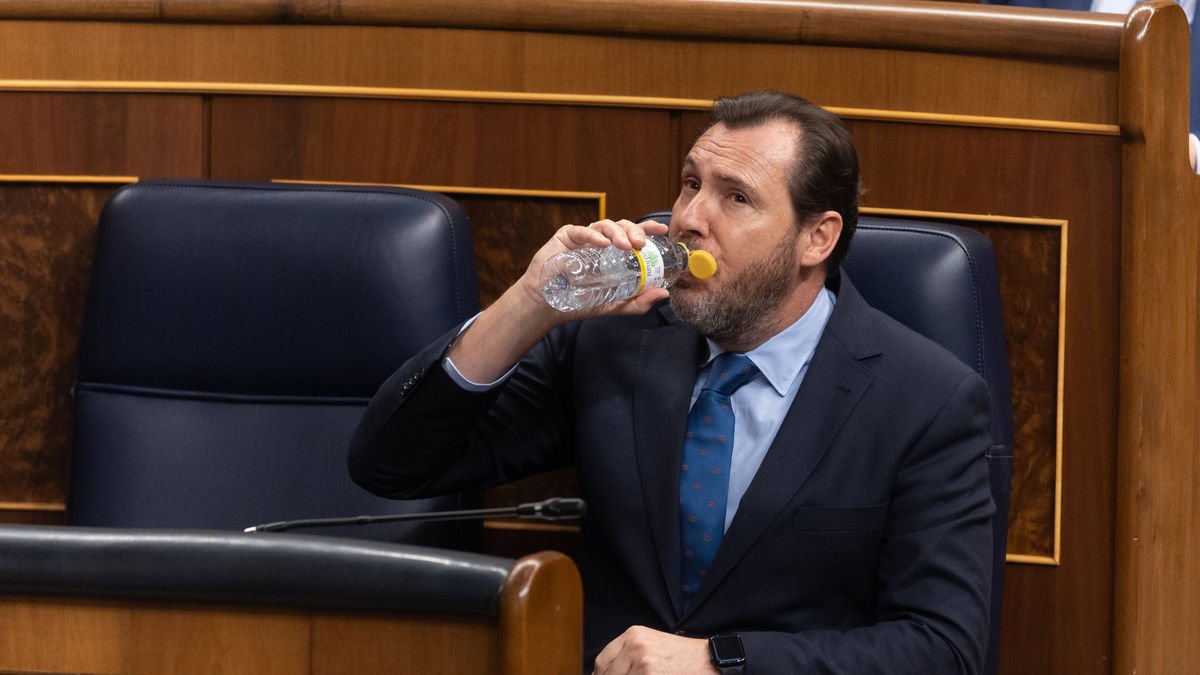 Óscar Puente beu aigua al Congrés abans de la seua intervenció. - EDUARDO PARRA / EUROPA PRESS