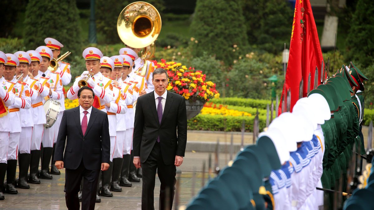 El president d’Espanya, Pedro Sánchez, amb el seu homòleg vietnamita, Pham Minh Chinh, a Hanoi. - EFE/EPA/LUONG THAI LINH