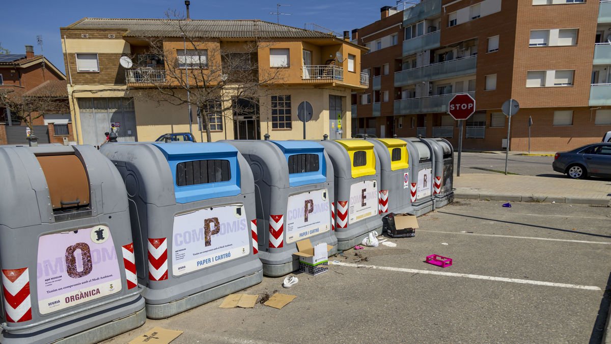 Una de les illes de contenidors que es tancaran a Torrefarrera. - JORDI ECHEVARRIA