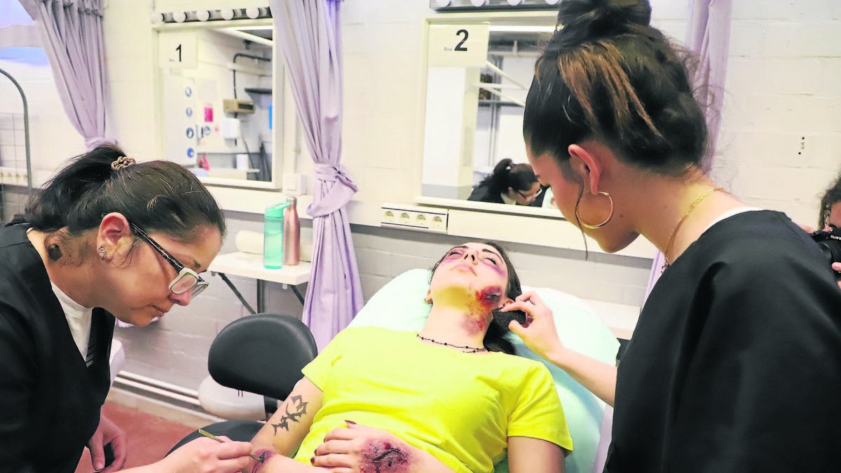 Alumnes d’Estètica i Bellesa ‘pinten’ ferides per a l’exercici. - MAGDALENA ALTISENT
