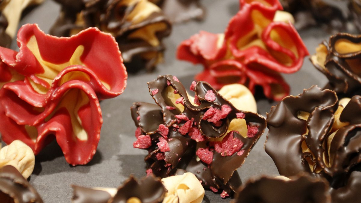 Detall d'una rosa petita de xocolata negra i guarnició de gerds de l'obrador el Rosal de Tàrrega .