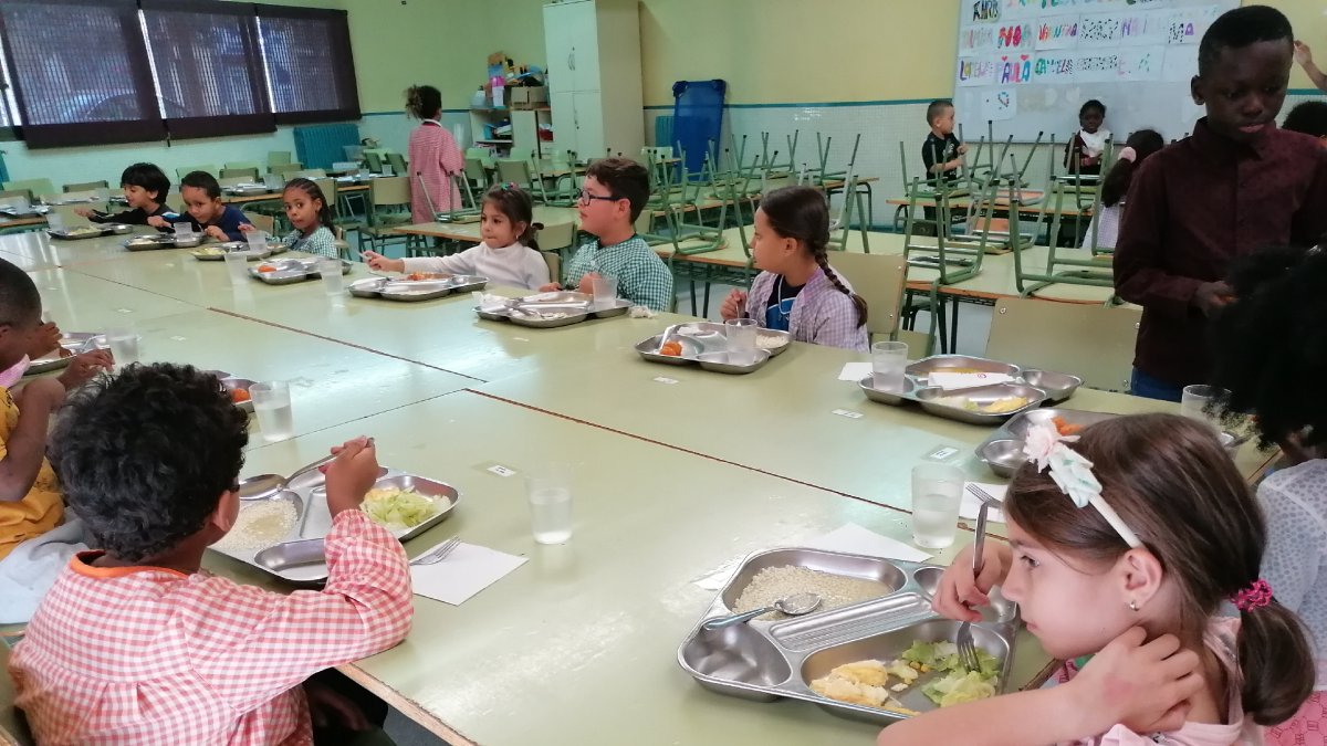 Foto de archivo de alumnos comiendo en el comedor escolar de un colegio de Lleida.