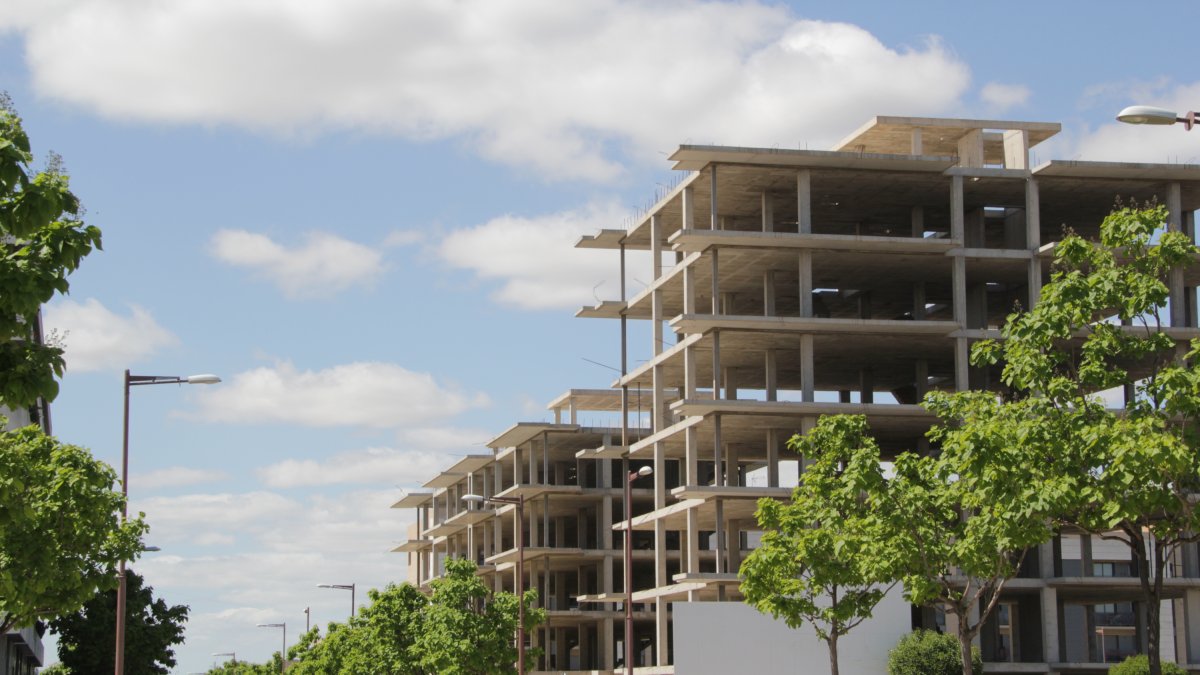 Estructures d'edificis inacabats a la zona d'expansió del barri de la Bordeta de Lleida.