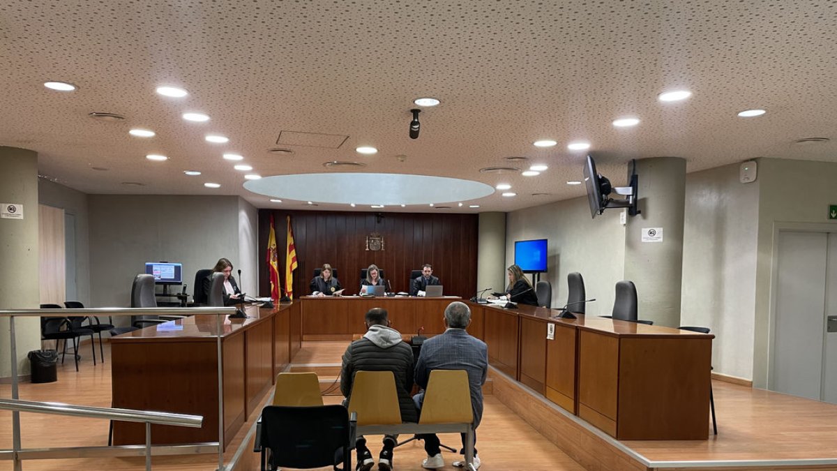 El acusado, izquierda, declaró con la ayuda de un traductor. - A. GUERRERO