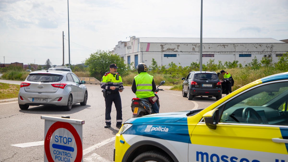 Un control preventiu dels Mossos d’Esquadra ahir a l’N-II entre Lleida i Alcarràs. - GERARD HOYAS