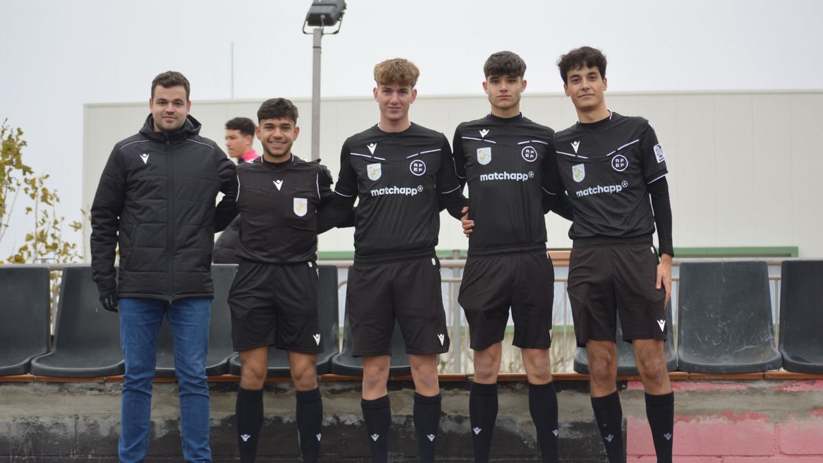 Els cinc àrbitres que encapçalen el projecte, en el torneig solidari organitzat a Alpicat.