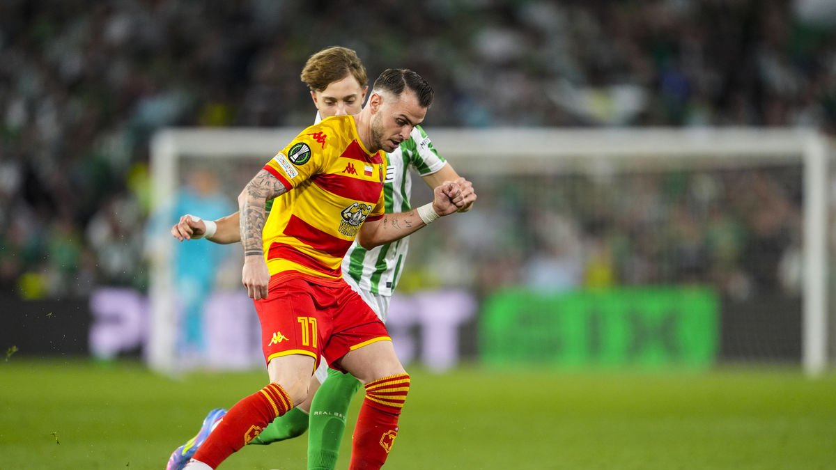 El leridano Jesús Imaz protege el balón ante un jugador del Betis. - EUROPA PRESS