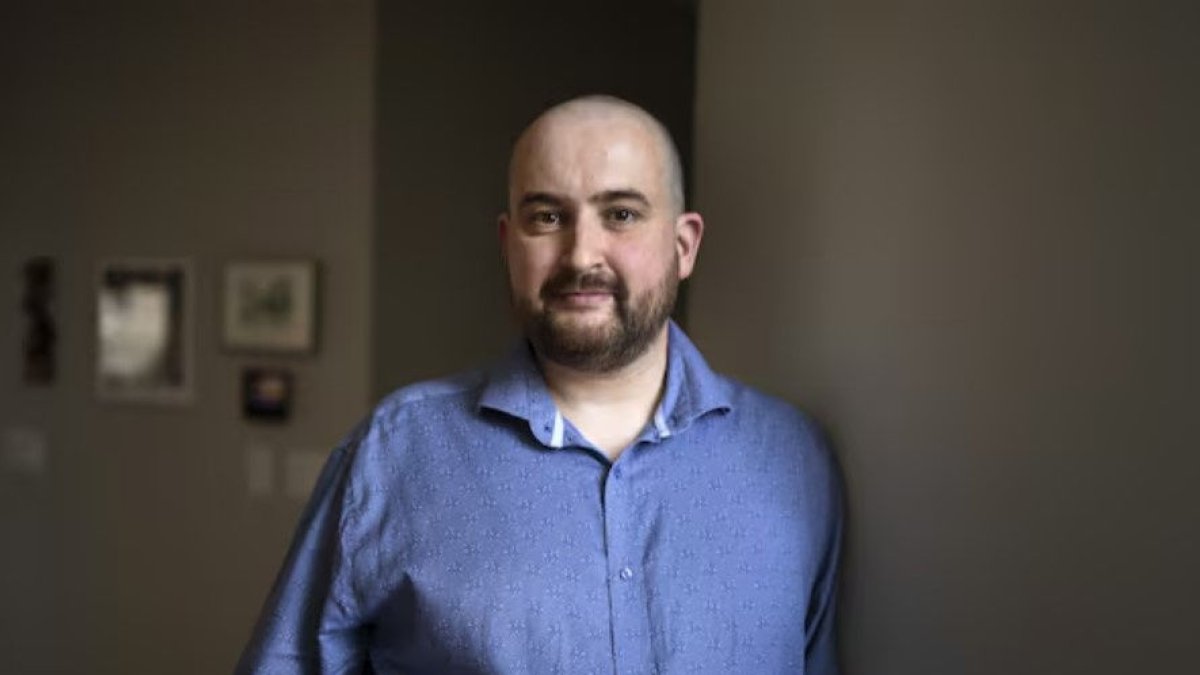 Pau S. Pujolàs, natural de Clariana de Cardener, és professor d’economia a Ontario (Canadà).