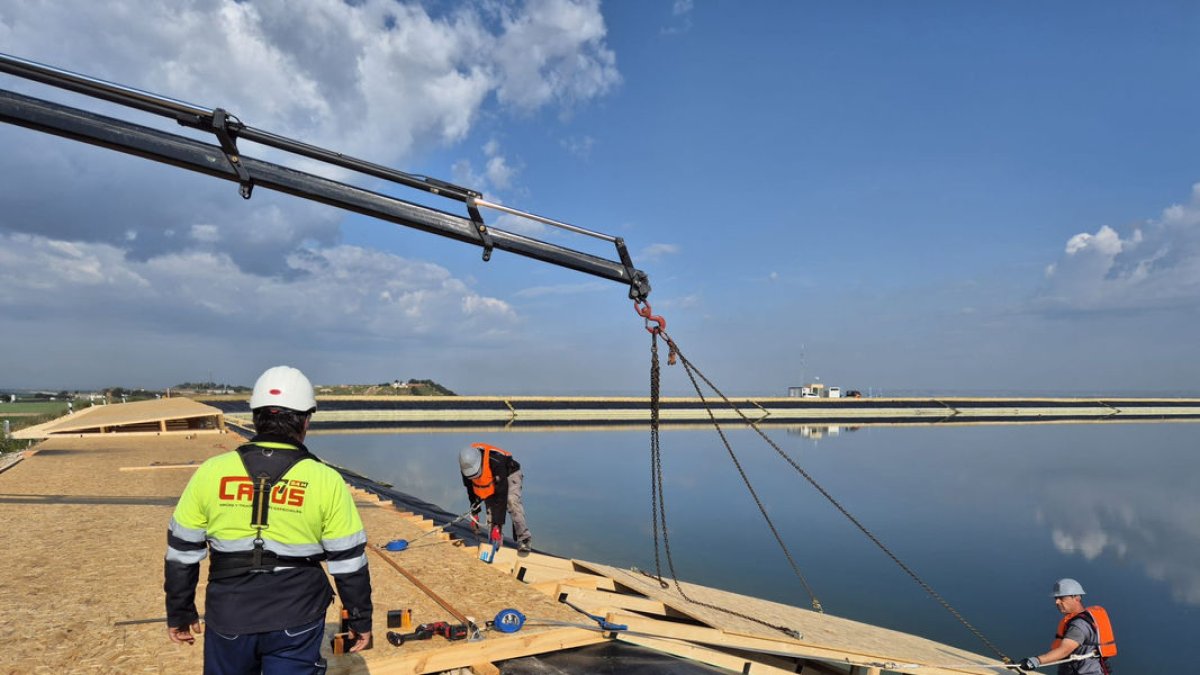 Operaris contractats per ASG col·loquen aquesta setmana les plataformes que sustenten les plaques. - ASG