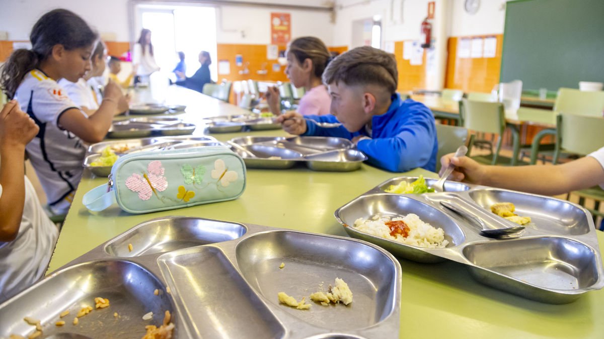 Alumnes ahir al menjador de l’institut escola Torre Queralt. - JORDI ECHEVARRIA