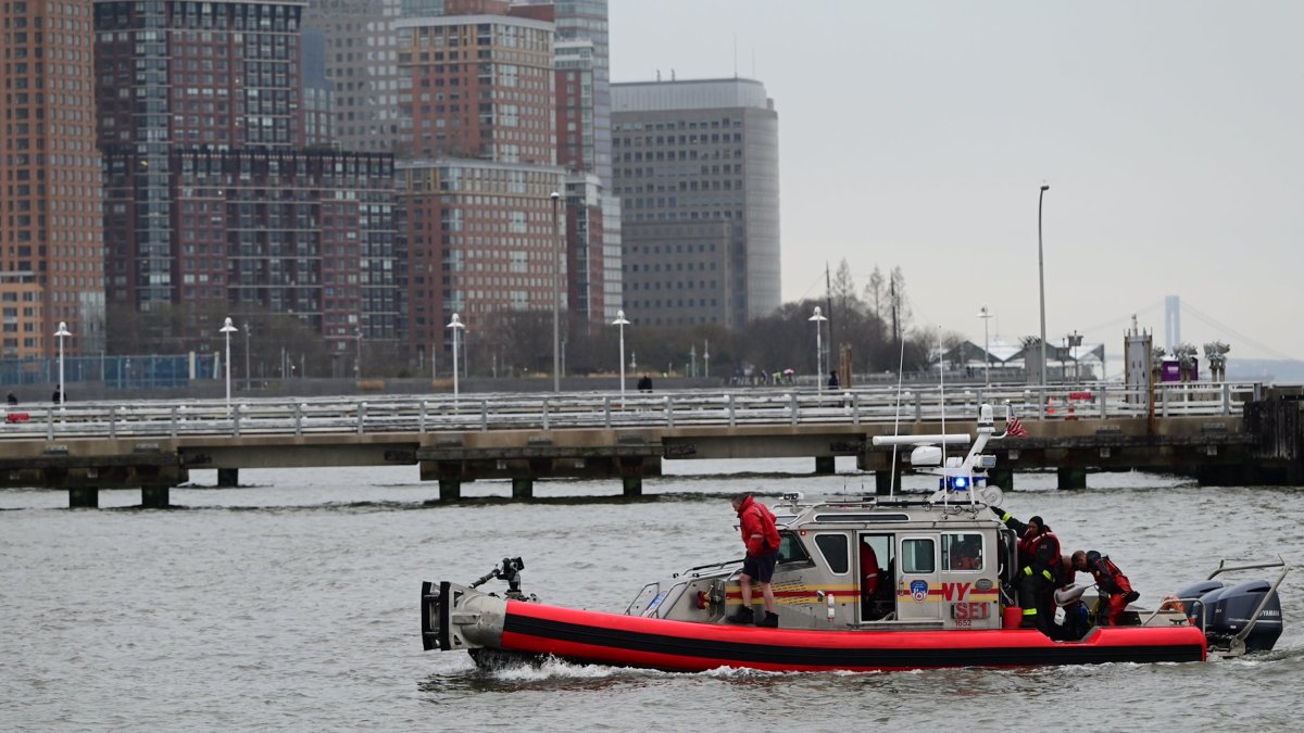Embarcación de los servicios de emergencia en el río Hudson.