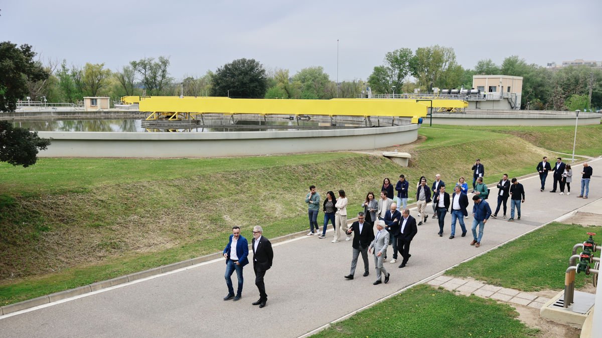 El alcalde y responsables de Aqualia visitaron ayer las instalaciones de la depuradora. - AJUNTAMENT DE LLEIDA