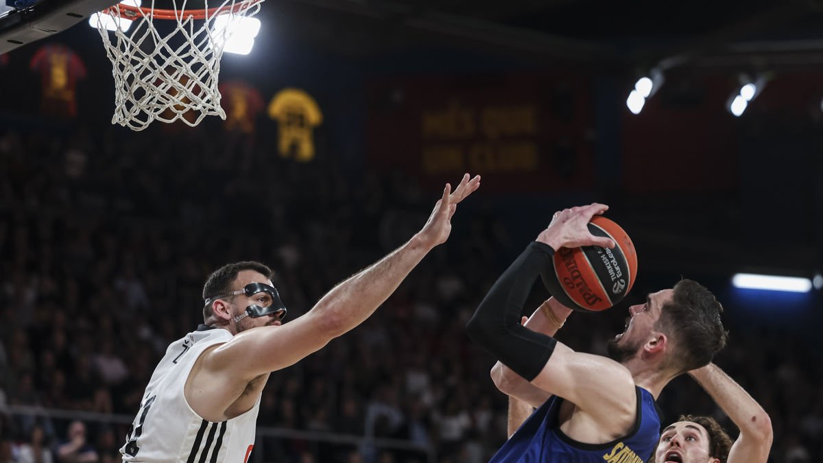 Satoransky es disposa a llançar a cistella en posició forçada. - EUROPA PRESS