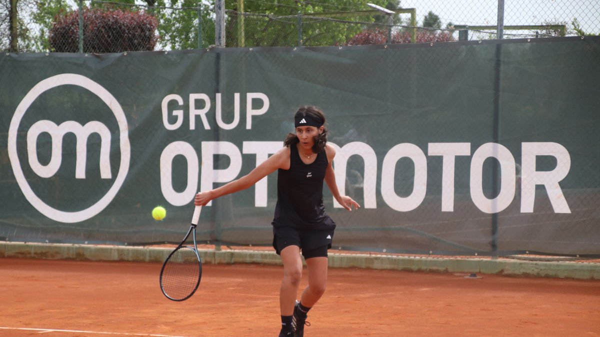 Amaia Olomí, durant el partit davant de la quarta cap de sèrie, Marina Ruiz.