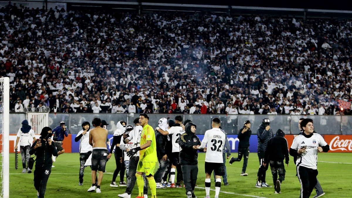 Aficionats del Colo Colo xilè envaeixen el terreny de joc. - EFE