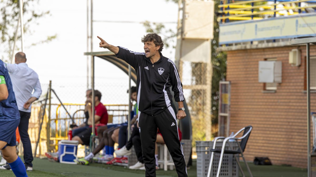 Idiakez dando instrucciones el pasado domingo ante el Badalona. - JORDI ECHEVARRIA