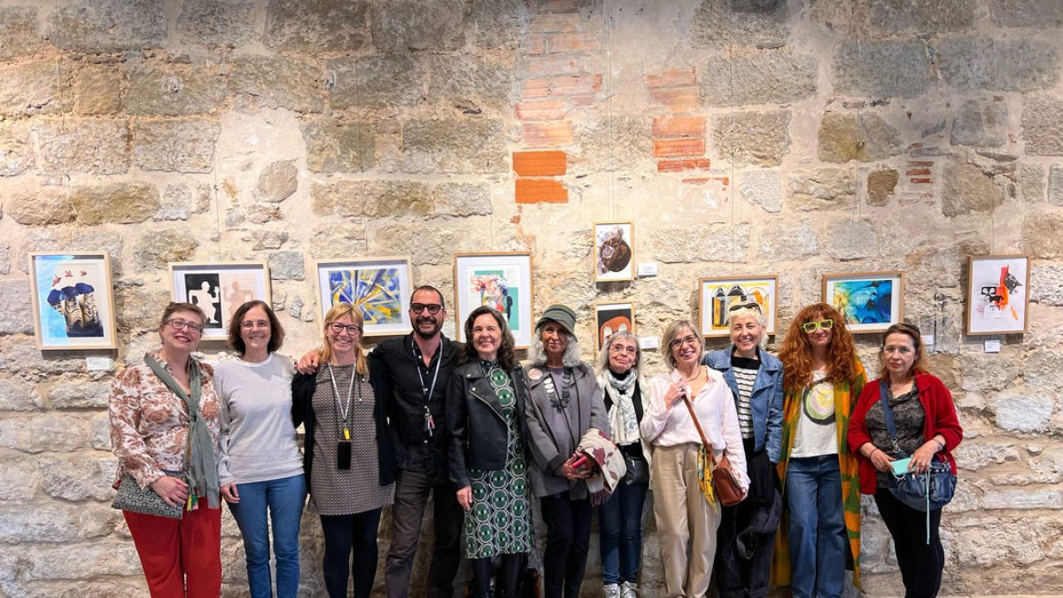 Alguns dels artistes que exposen a l’Església Vella de Penelles i que ahir van presentar la mostra. - COMUNICANT