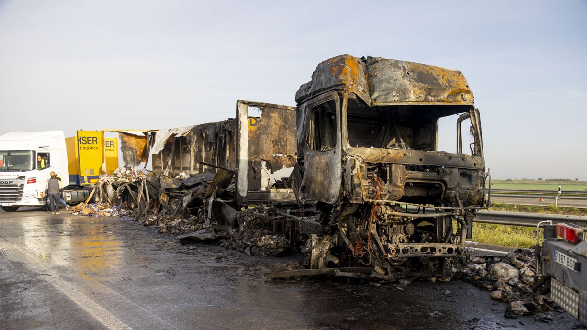Uno de los camiones accidentados se quemó completamente ayer en la AP-2 en Montoliu de Lleida. - JORDI ECHEVARRIA