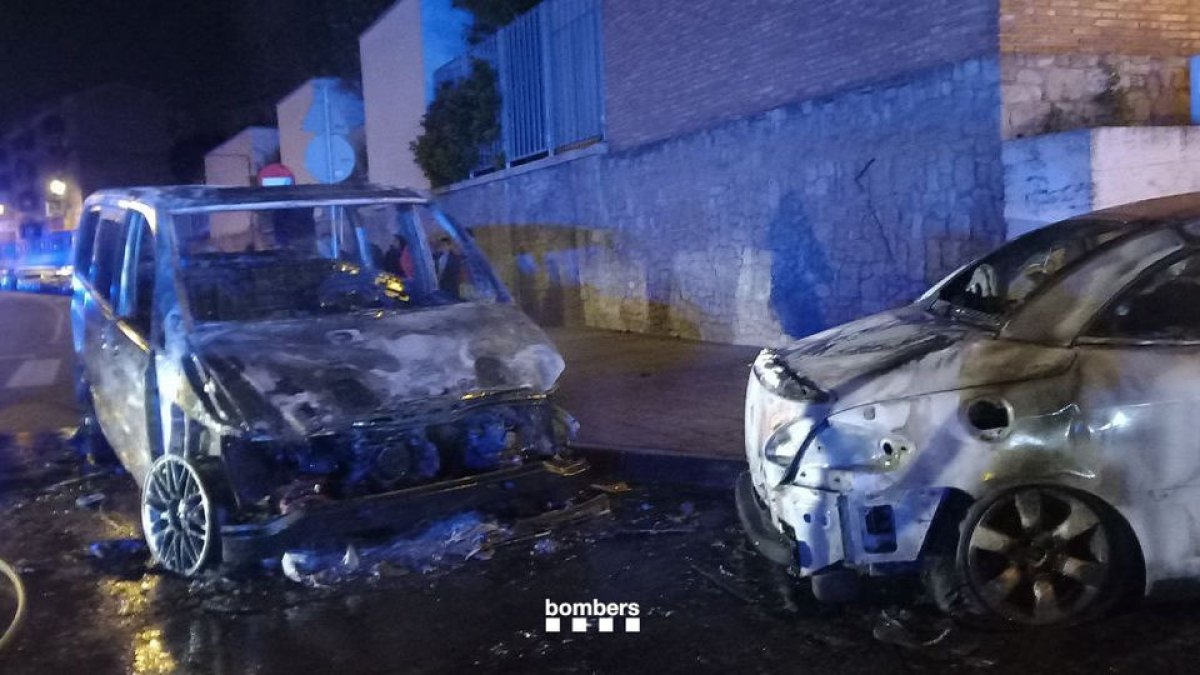 Els vehicles afectats ahir de matinada per l’incendi. - BOMBERS DE LA GENERALITAT