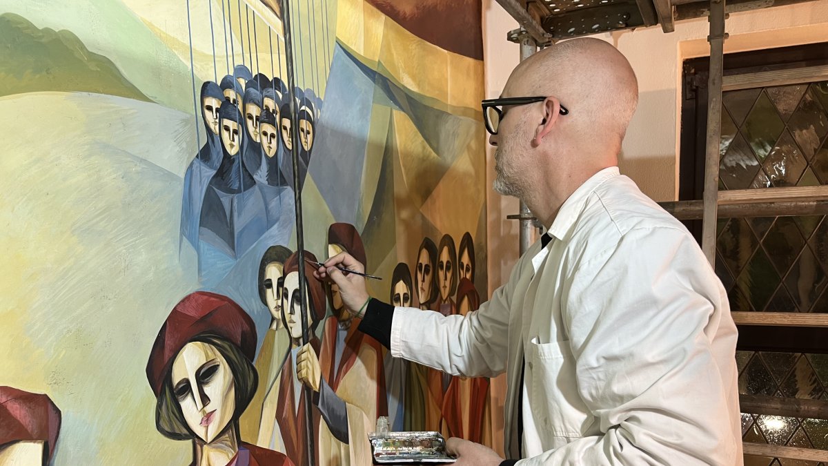 Ramon Solé Urgelés restaura el mural de gran format de Víctor Pérez Pallarès que es troba al mur nord de l'avantsala de la primera planta de l’edifici de la Paeria