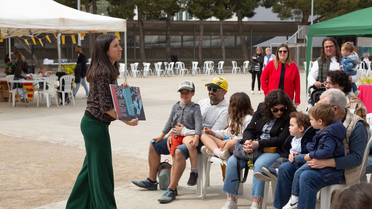 Los más pequeños disfrutaron con cuentacuentos en la segunda Festa del Llibre de Ponent, en Alguaire. - JAVI ENJUANES