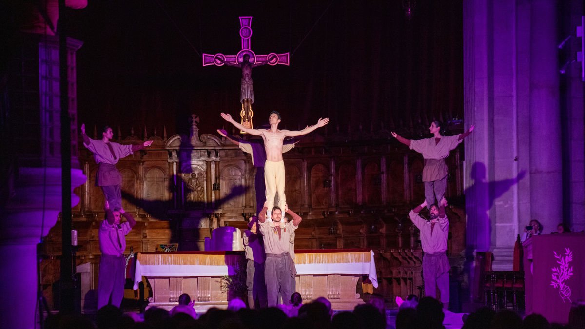 El Esbart Dansaire Sícoris intrepretó ayer ‘La Moixiganga’, en una Catedral abarrotada de público. - GERARD HOYAS