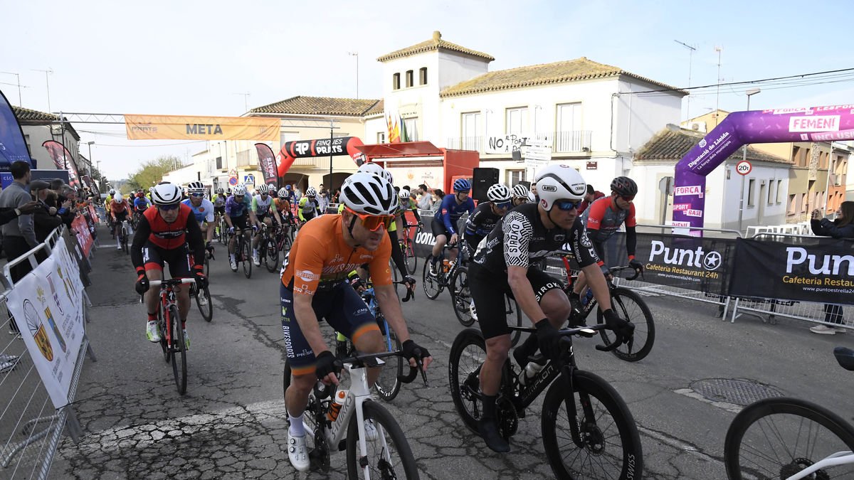 Un grupo de corredores en una de las salidas de la competición. - SANTI IGLESIAS