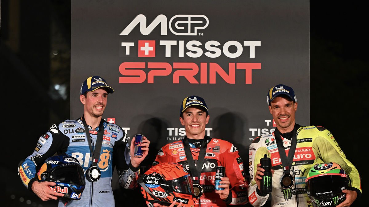 Marc Márquez, flanquejat al podi de l’Esprint pel seu germà Àlex i Franco Morbidelli. - MOTOGP