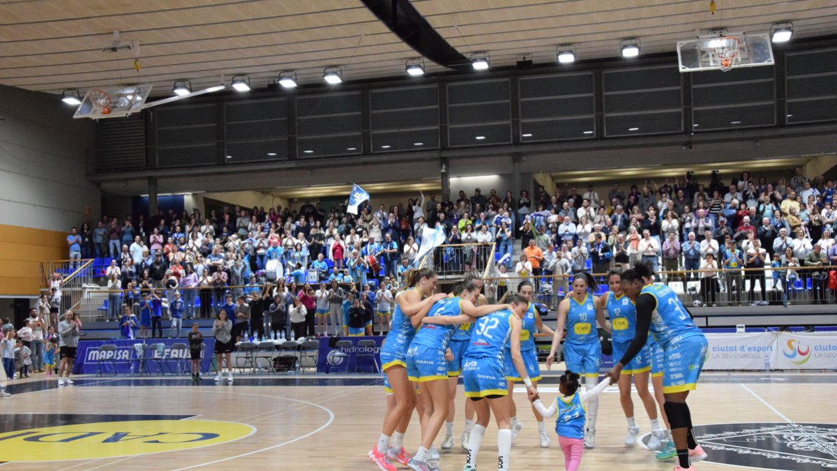 Les jugadores del Cadí, amb la filla de Coulibaly inclosa, celebrant la victòria amb l’afició. - CYNTHIA SANS