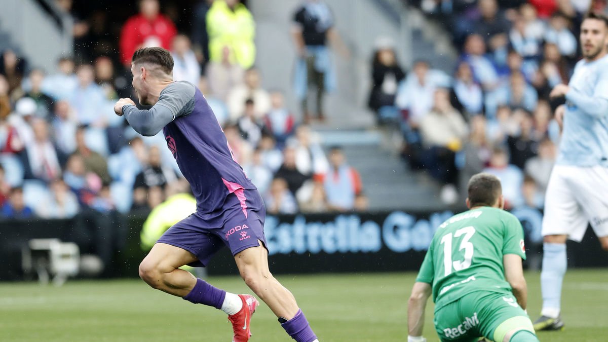 Roberto Fernández celebra el primero de sus dos goles. - EFE
